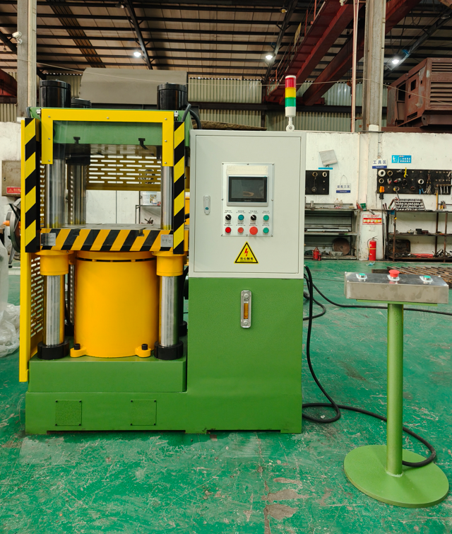 The installation position of the filter equipment of the four-column hydraulic press